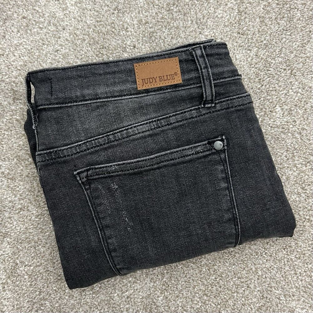 Judy Blue Jeans Women's Size 15/32 Distressed Gray Skinny‎ Fit Capri Stretchy